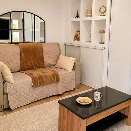 Appartement La Demeure Du Taureau T1 Cosy, Clim,wifi, Castillet 15 Min, Parking Facile *